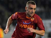 Roma, De Rossi: «Mi piacciono i metodi di Luis Enrique. Conosco uno solo che ha detto smetto e mi godo i soldi e poi l`ha fatto»